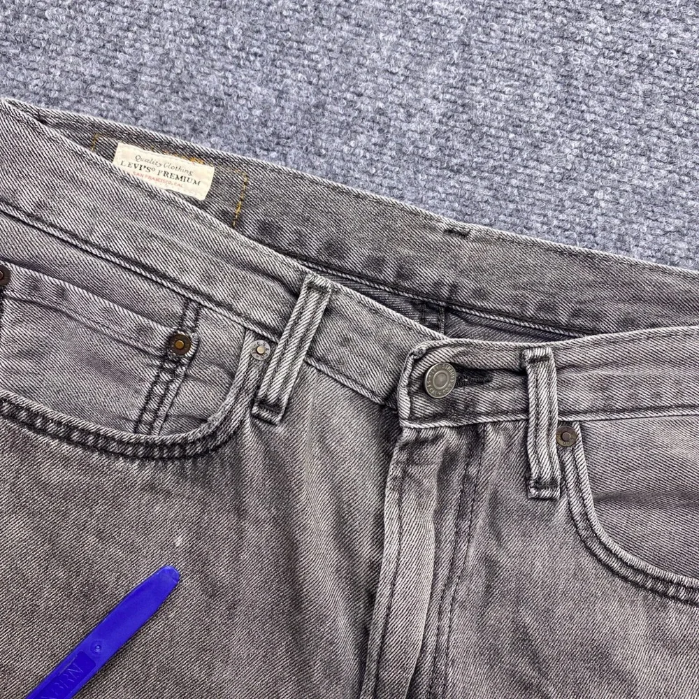 Levis measurements waist